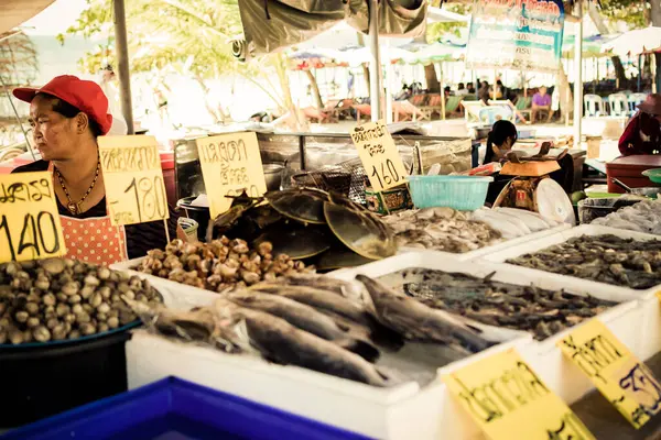 Menschen Auf Dem Thailändischen Fischmarkt — Stockfoto
