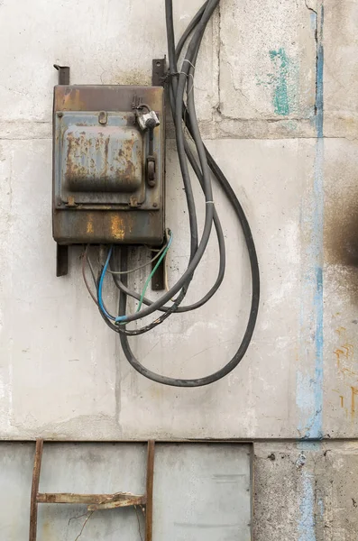 Viejo Escudo Eléctrico Oxidado Descuidado —  Fotos de Stock
