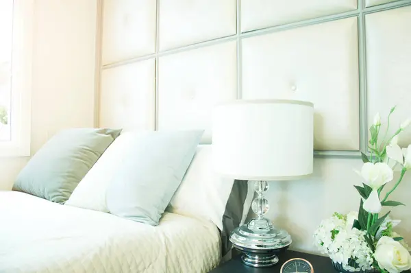 Cama Branca Confortável Quarto Design Interiores — Fotografia de Stock
