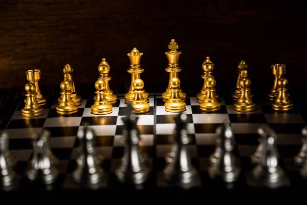 Bir Satranç Tahtası Stratejisi Kavramı Üzerinde Altın Satranç Taşları — Stok fotoğraf