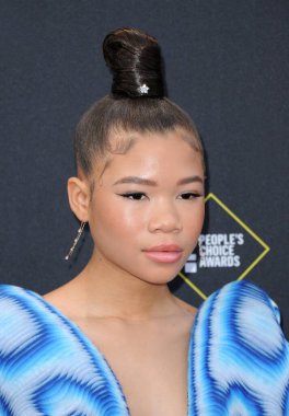 Storm Reid ünlü olaylarda poz veriyor