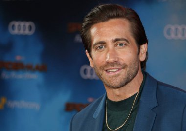 Hollywood aktörü Jake Gyllenhaal mavi takımlı, Örümcek Adam prömiyeri