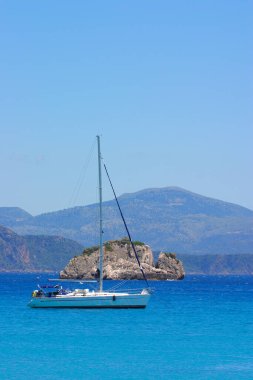 Akdeniz 'de denizde yelken açan yat.
