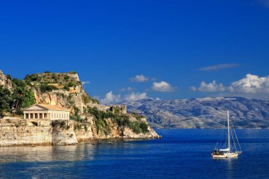 Korfu Adası'nda Yunan tapınağı