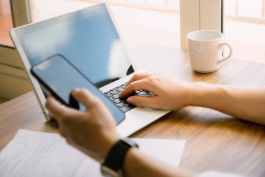 İş ve bilgisayar teknolojisi ahşap masa Fikir sunumu üzerinde masa defteri.