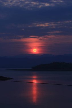 Akşam gün batımı. Güzel doğa arkaplanı