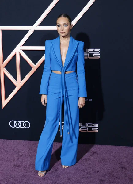 Maddie Ziegler Wearing Blue Suit Posing Camera Charlie Angels Premiere — Stock Photo, Image