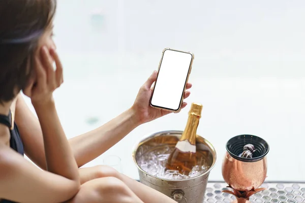 Mulher Mão Segurando Branco Telefone Celular Tela Branca Com Champanhe — Fotografia de Stock