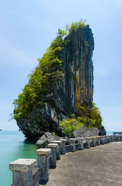 Roca Marina Dividida Por Mitad Con Muelle Hormigón Koh Tarutao — Foto de Stock