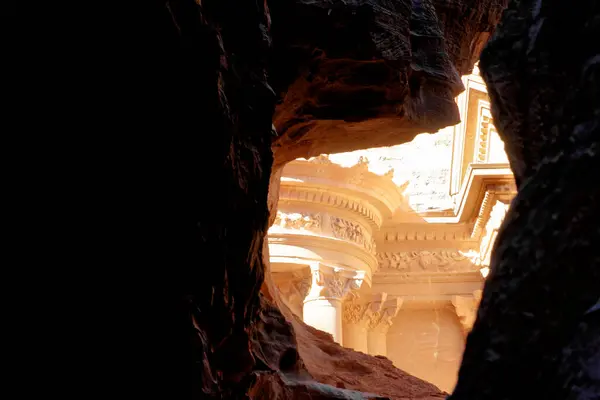 Het Schathuis Van Petra Vanuit Een Perspectief Tussen Rotsen Wadi — Stockfoto