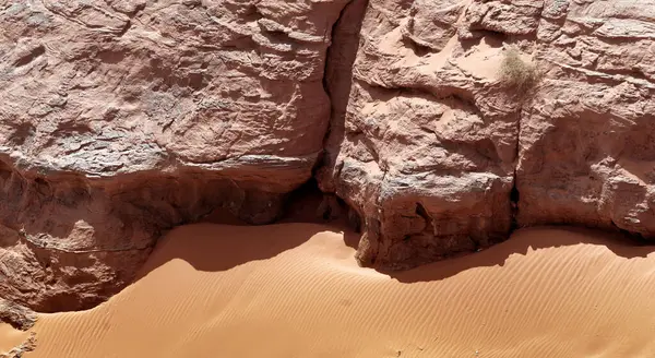 Kamień Drobny Piasek Śladami Fal Wiatrów Pustyni Wadi Rum Jordania — Zdjęcie stockowe