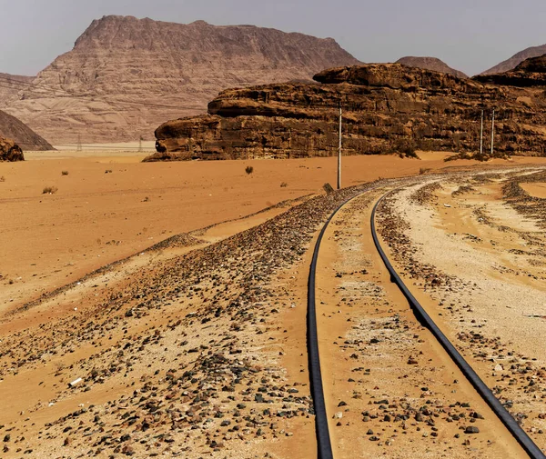 Eenbaansspoorweg Met Grote Rotsformaties Achtergrond Woestijn Wadi Rum Jordanië — Stockfoto