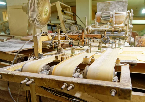 Παλαιά Μηχανή Αυτόματης Παραγωγής Αραβικού Πλατόψωμου Στο Μεγαλύτερο Αρτοποιείο Ψωμιού — Φωτογραφία Αρχείου