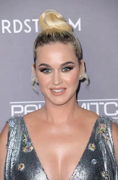 Katy Perry ünlü olaylarda poz veriyor