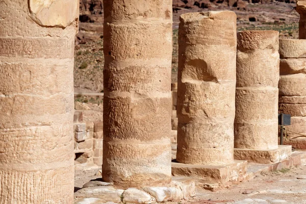 Zbliżenie Rzymskich Kolumn Wykopaliskach Archeologicznych Petry Jordania — Zdjęcie stockowe