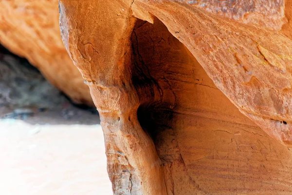 Zbliżenie Skały Wydrążonej Przez Erozję Wiatru Pustyni Pobliżu Wadi Rum — Zdjęcie stockowe