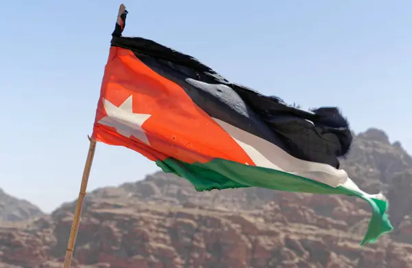 Lekko Poobijana Flaga Lądu Jordania Wysokich Wietrznych Klifach Petry Wadi — Zdjęcie stockowe