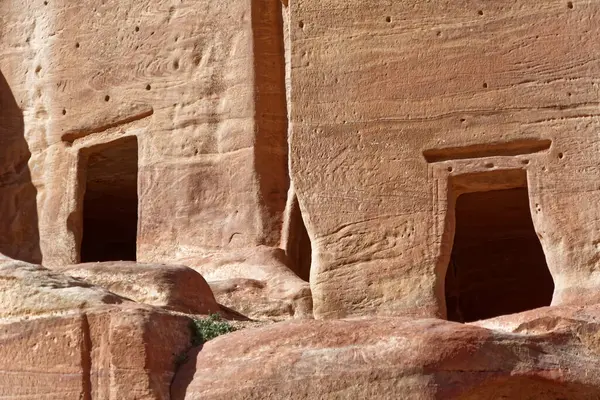 在约旦Petra对两个空的墓室和坟墓进行了密切的检查 — 图库照片