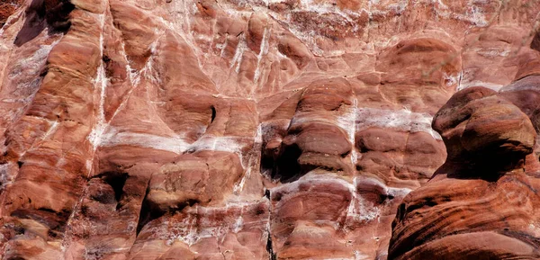 约旦Petra的层状砂岩 具有强烈的红色 橙色和棕色 — 图库照片