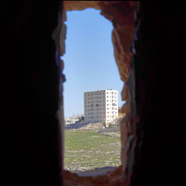 ヨルダンのカラック郊外の超高層ビルは 十字軍の城の塔の抜け穴から取られました — ストック写真