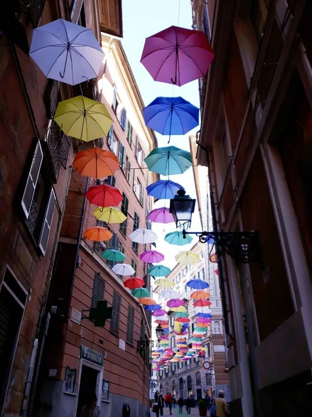 プライド月 ストリートに掛かる色の傘 — ストック写真