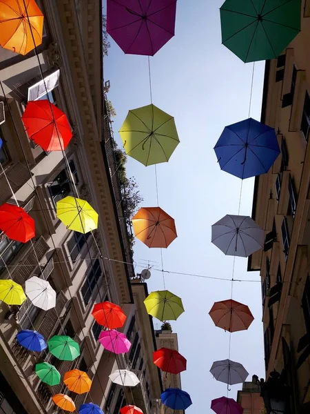骄傲的一个月 挂在街上的彩色雨伞 — 图库照片
