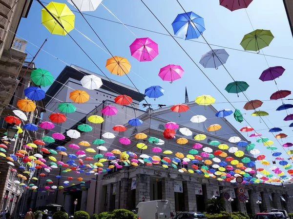 Trotse Maand Kleur Paraplu Opknoping Straat — Stockfoto