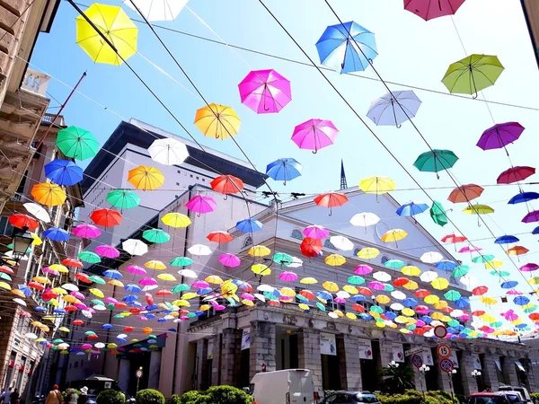 骄傲的一个月 挂在街上的彩色雨伞 — 图库照片