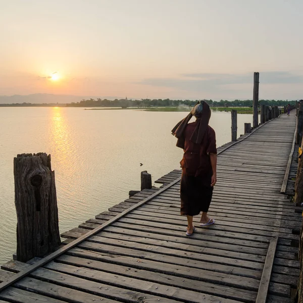 マンダレー ミャンマー 2014 の上を歩く — ストック写真