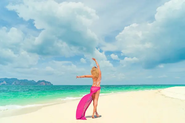 Tropik Plajda Bir Kadın — Stok fotoğraf