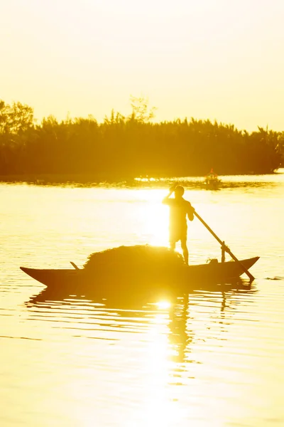 川でのボートこぎベトナム人女性 — ストック写真