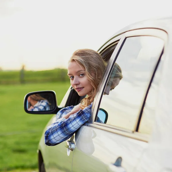 Jeune Femme Conduisant Une Voiture — Photo