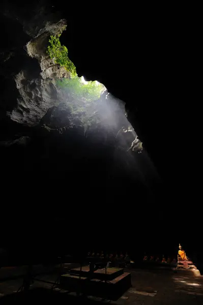 Tayland Daki Mağarada Nanılmaz Altın Buda — Stok fotoğraf
