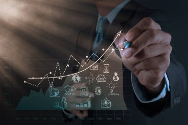 İşadamı eli yeni modern bilgisayar ve iş ekranı ile çalışıyor