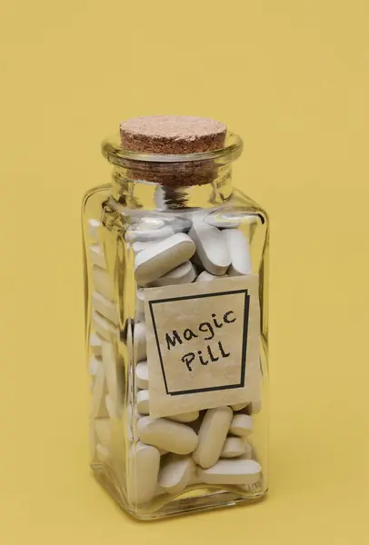 単離されたびんの魔法の丸薬 — ストック写真