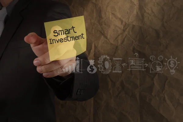 Business Man Hand Show Smart Investment Sticky Note Crump — стоковое фото