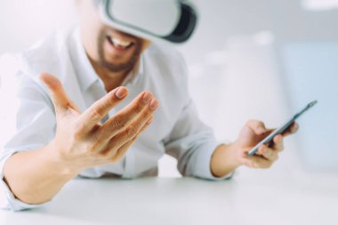 Modern ofiste sanal gerçeklik gözlüğü takan iş adamı