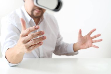 Modern ofiste sanal gerçeklik gözlüğü takan iş adamı