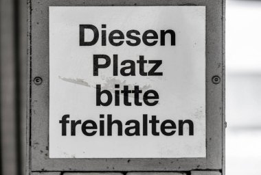 Alman yazıtlarının olduğu bir istasyonda pis ve çirkin bir tabela.