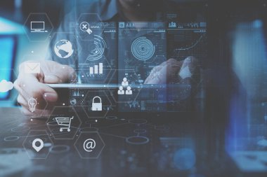 Akıllı doktor el modern dizüstü bilgisayarla çalışıyor.