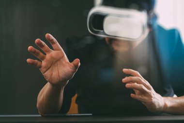 Modern ofiste sanal gerçeklik gözlüğü takan iş adamı