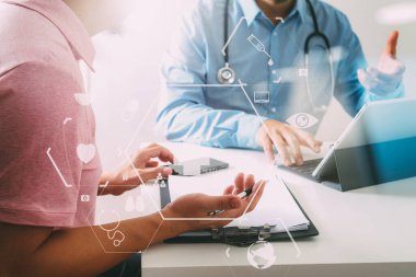 Tıp doktoru cep telefonu ve danışman iş adamı kullanıyor.