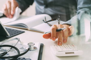 Sağlık masrafları ve ücretler. Akıllı doktorların eli.
