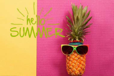 Yaz ve tatil kavramı. Hipster ananas moda aksesuarları