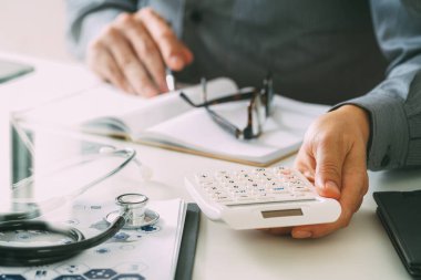 Sağlık masrafları ve ücretler. Akıllı doktorların eli.