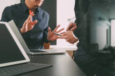 Ortak çalışma ekibi toplantısı konsepti, akıllı telefon kullanan iş adamı