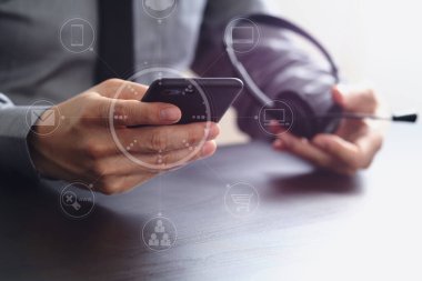 işadamı kavramı ile cep telefonu VoIP kulaklık kullanarak com