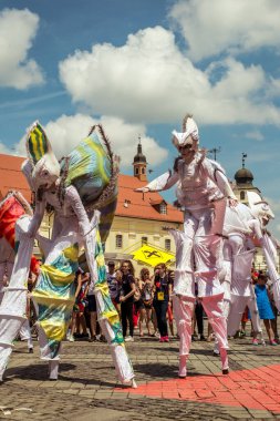 Uluslararası tiyatro festivalinde Almanya 'dan bukalemunlar dans ediyor. 