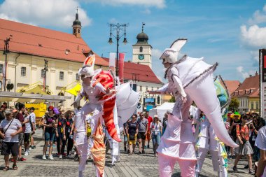 Uluslararası tiyatro festivalinde Almanya 'dan bukalemunlar dans ediyor. 