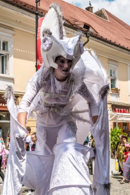 Uluslararası tiyatro festivalinde Almanya 'dan bukalemunlar dans ediyor. 